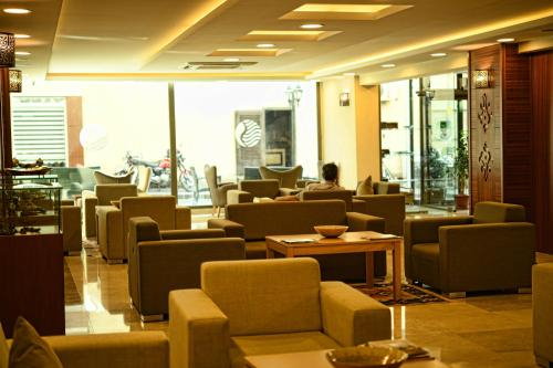 Sular Hotel, Merkez