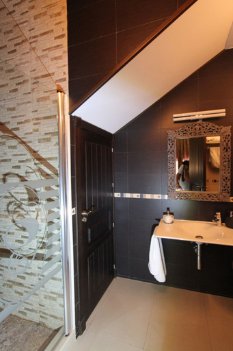 Bathroom 5, El Rosal del Pozo, Toledo