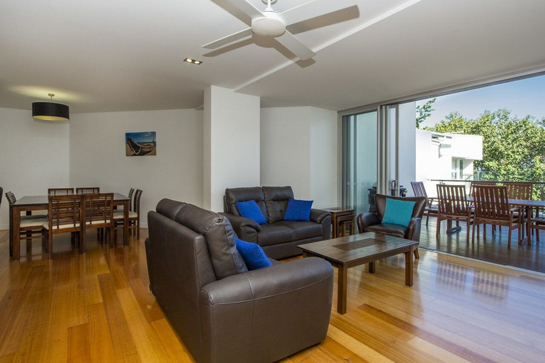 Others 5, Maggies Beachfront Apt. 8, Magnetic Island