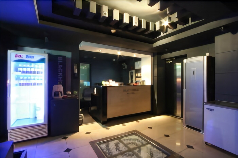 Luxury JJAK Hotel, Nam