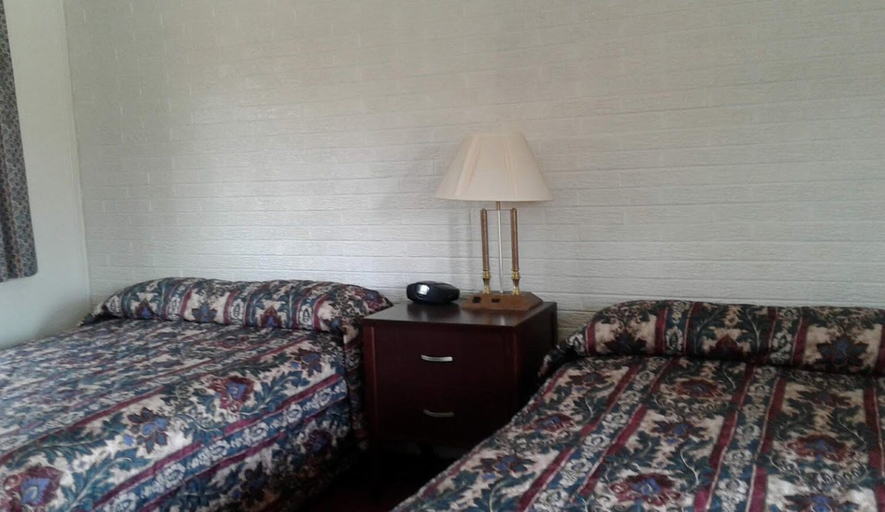 Bedroom 5, Motel Plaza, Erie