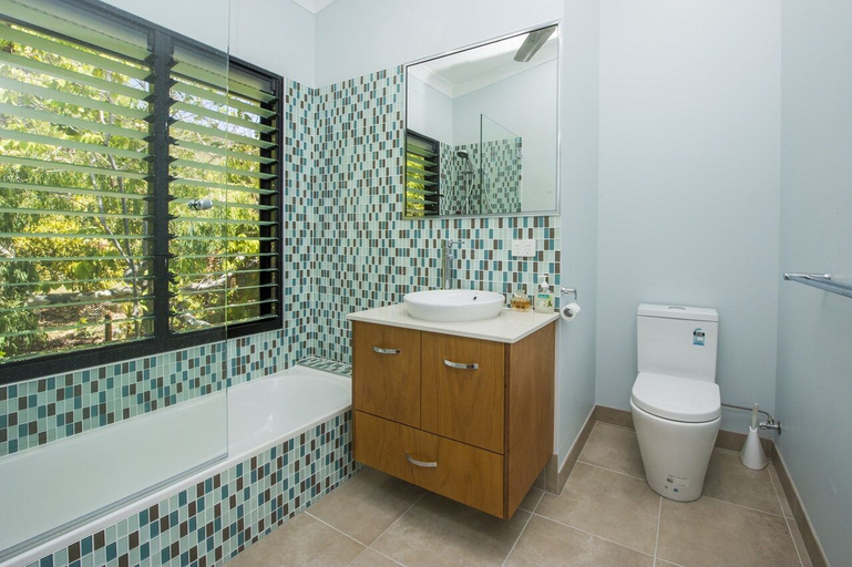 Bathroom 3, Deb's Shed, Magnetic Island