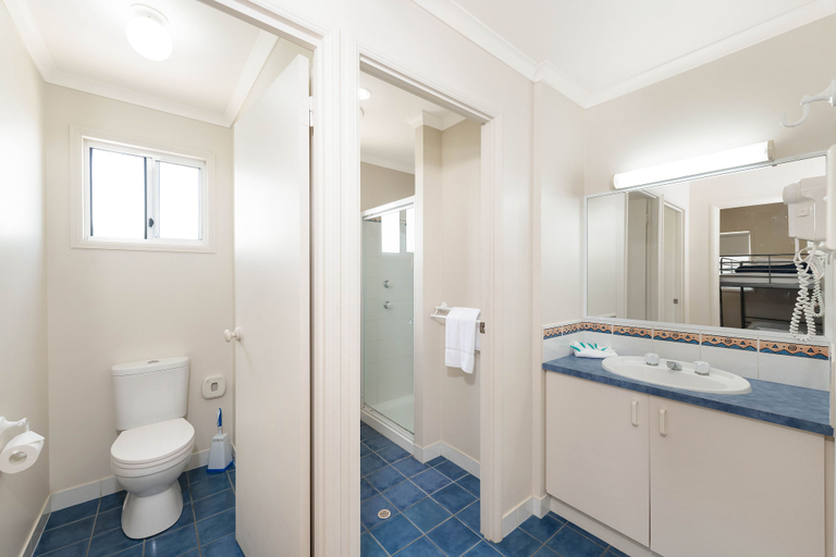 Bathroom 4, Cane Village Holiday Park, Bundaberg