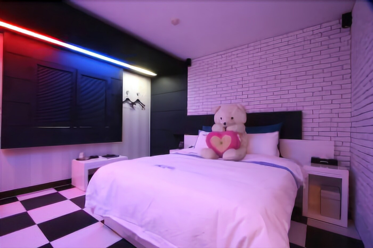 Luxury JJAK Hotel, Nam