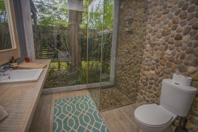 Bathroom 4, The Laurels of Chinchilla, Chinchilla