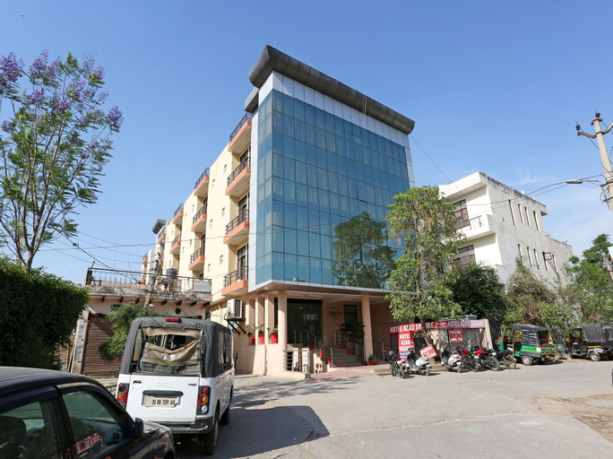 OYO 8536 Azad Square, Gurgaon