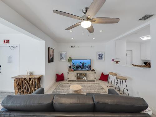 Seas The Day 8 - Nautical Nights & Beach with Pool-Singer Island condo, Palm Beach