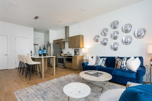 Illume - Sleek Central Hideaway - Poolside Patio condo, Davidson