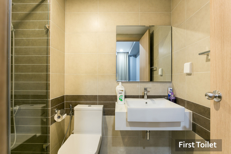 Bathroom 5, Henry Studio Luxury 2BR SWPool 17th, District 4