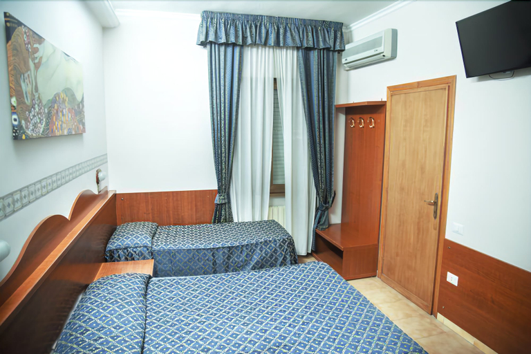 Bedroom 4, Camp's Hotel, Rome