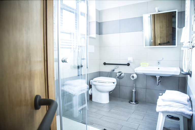 Bathroom 5, Camp's Hotel, Rome