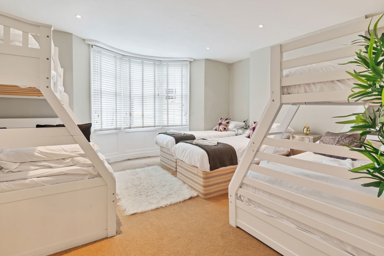 Bedroom 2, Big Pier Pad- townhouse close to beach - sleeps 20, Brighton and Hove