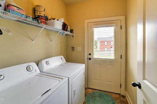Bright Oxford Townhouse with Pool Access and Patio!, Lafayette