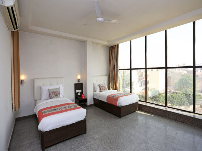 OYO 8536 Azad Square, Gurgaon