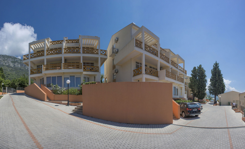 Exterior & Views 2, Berg Apartments