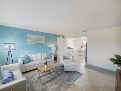 Seas The Day 4 - 2BR Condo with Pool & Hot-Tub on Singer Island Duplex, Palm Beach