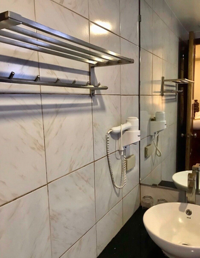 Bathroom 4, F8 Bed and Breakfast, Tagaytay City
