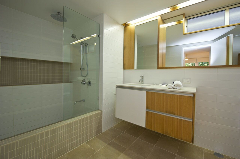 Bathroom 4, Maggies Beachfront Apt. 2, Magnetic Island