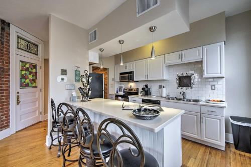 Charming Indy Condo with Balcony - in Heart of Dtwn!, Marion