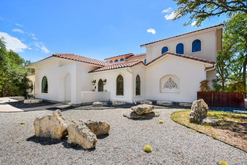 The Arrive Clifftop Estate Home, Travis