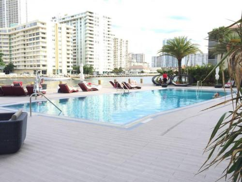 Amazing Studio on Hallandale Beach!, Broward