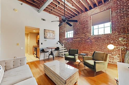 Chic Downtown Basecamp - Steps to City Market! condo, Chatham