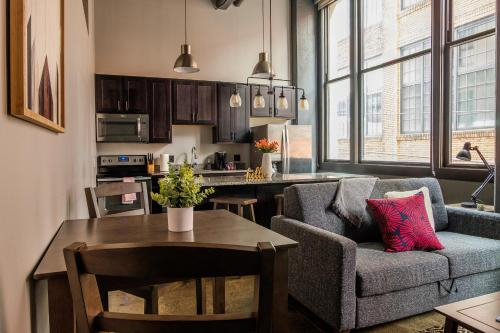 Bright Strip District Apts with Wifi by Frontdesk, Allegheny