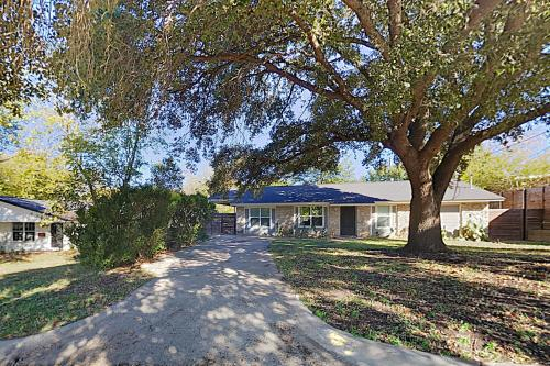 New Listing! SoCo Charmer with Screened Porch, Yard home, Travis