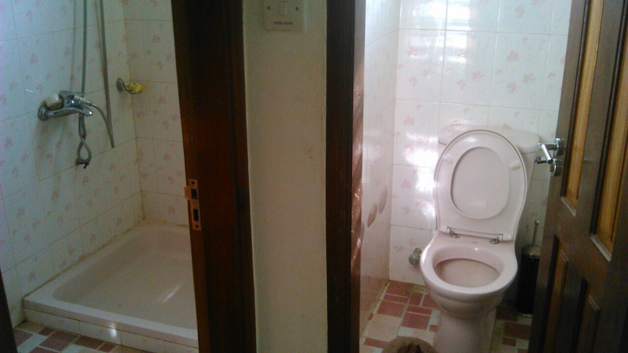 Bathroom 5, Eden Lodge, Cape Coast