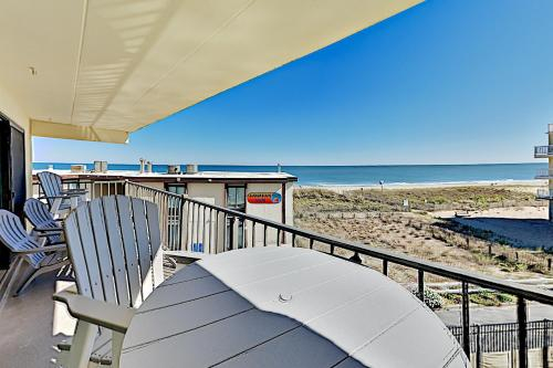 Diamond Head Condo - Beachfront Locale & Pool! condo, Worcester