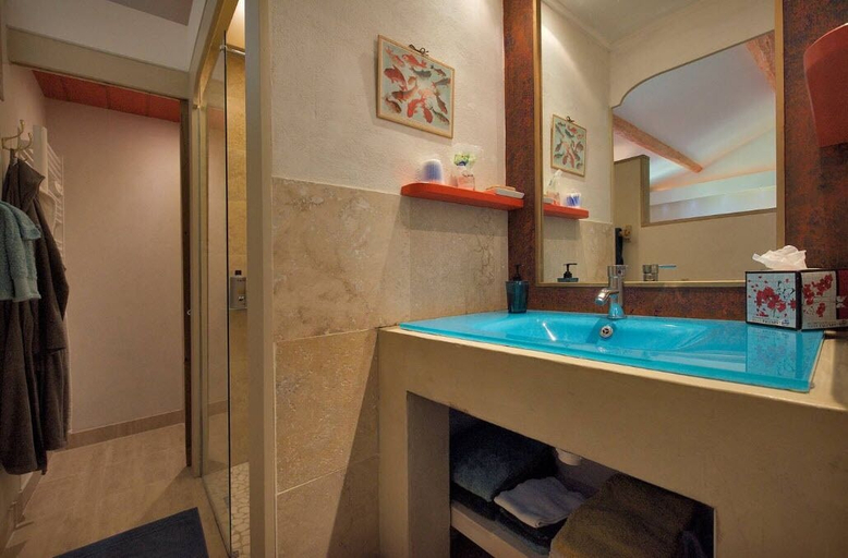 Bathroom 3, Grand Argence, Gard