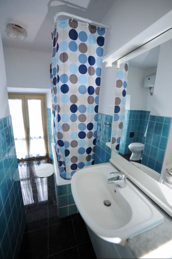 Bathroom 4, La Mela Rosa, Viterbo