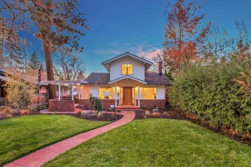 New Listing! Renovated Historic “Claypool House” Home, Deschutes
