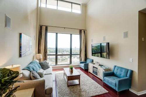 Newly Listed! Luxury Uptown Penthouse - Rooftop Terrace - Garage Parking - Amazing City View, Mecklenburg