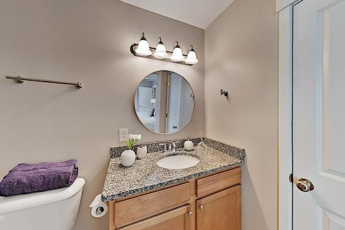 Stylish Island New-Build - Game Room, Walk to Beach townhouse, Chatham