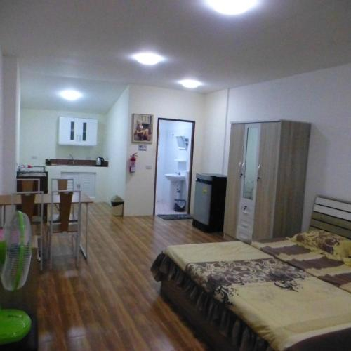 1 Double bedroom apartment with Pool and extensive Kitchen diningroom, Phen