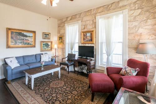 Balcony Suite - On Main St - Pet-friendly, Gillespie