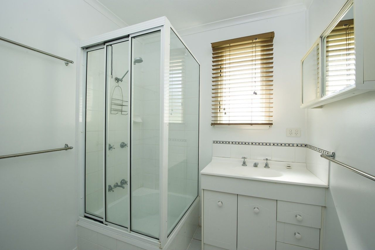 Bathroom, Picnic Bay Apartments Unit 4, Magnetic Island