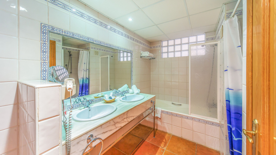 Bathroom 5, Seramar Sunna Park, Baleares