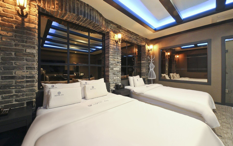 ETE Hotel, Nam