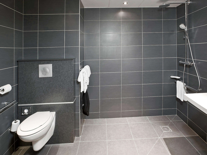 Bathroom 16