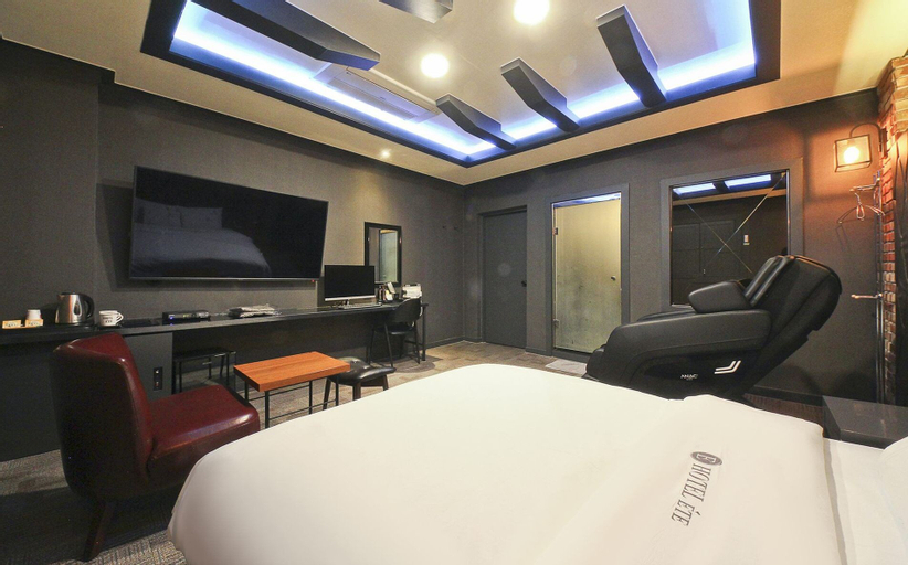 ETE Hotel, Nam
