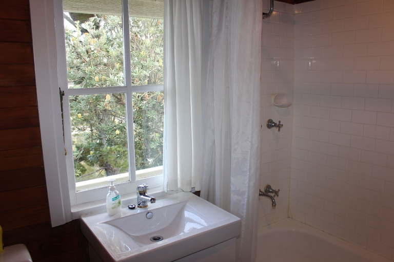Bathroom, Keira Cottage, Blue Mountains