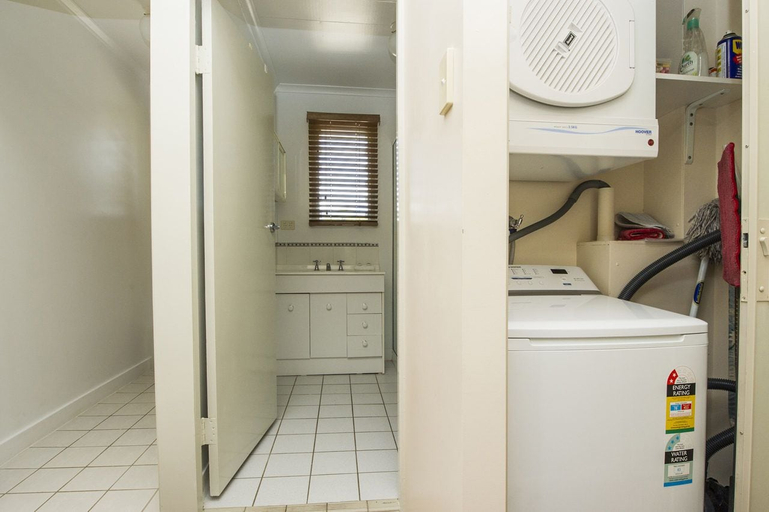 Bathroom 4, Picnic Bay Apartments Unit 3, Magnetic Island