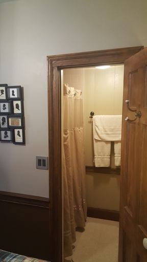 Bathroom 4, The Crossroads Inn, Albemarle