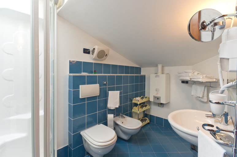 Bathroom 3, Palazzo Gallo, Palermo