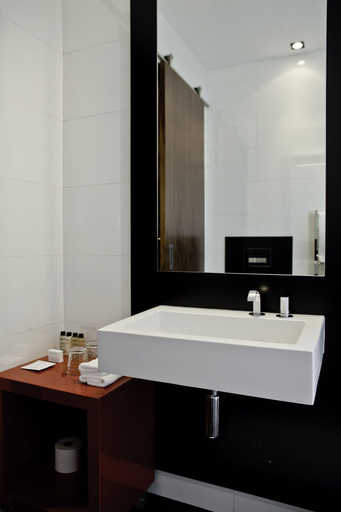 Bathroom 5, Hotel on the Promenade, City of Cape Town