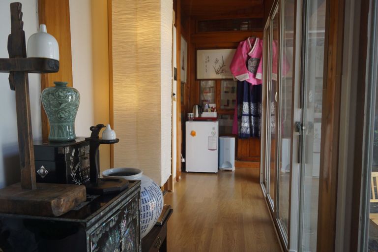 Bukchon Guesthouse, Jung