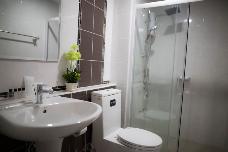 Bathroom 5, Life Grand Hotel, Muang Chiang Mai