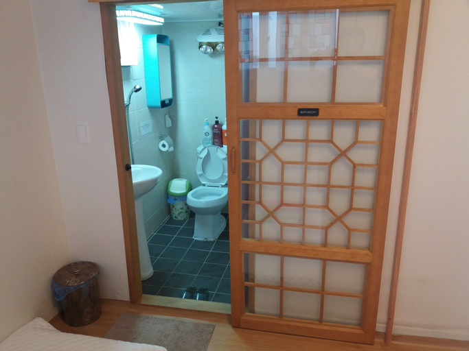 Bukchon Guesthouse, Jung